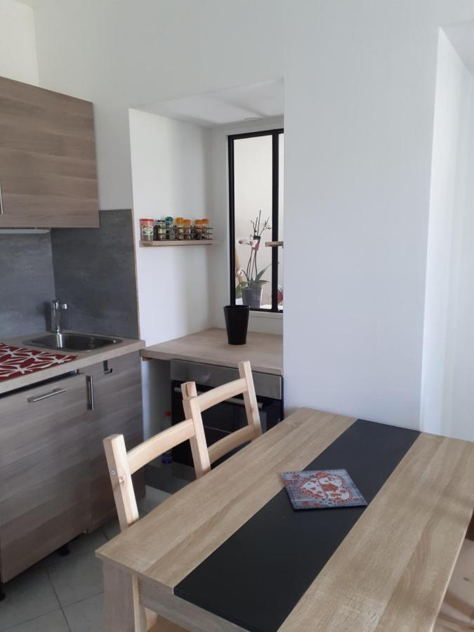 Studio En Plein Centre Ville - 2 A 4 Personnes Tence Exteriör bild